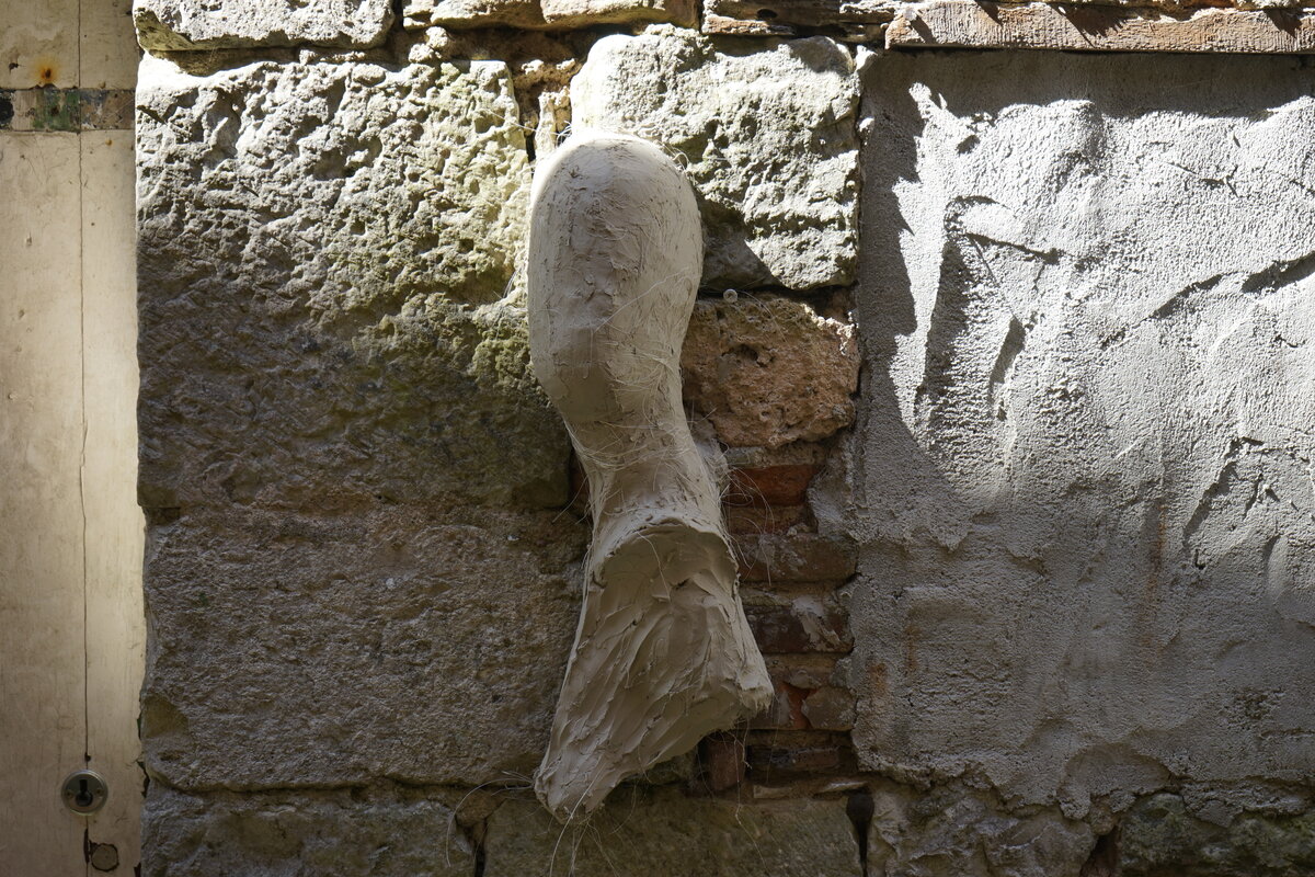 Semiostalgia P0007 — Sculpture en cours, modelage direct sur le mur, Saint-Antonin-Noble-Val