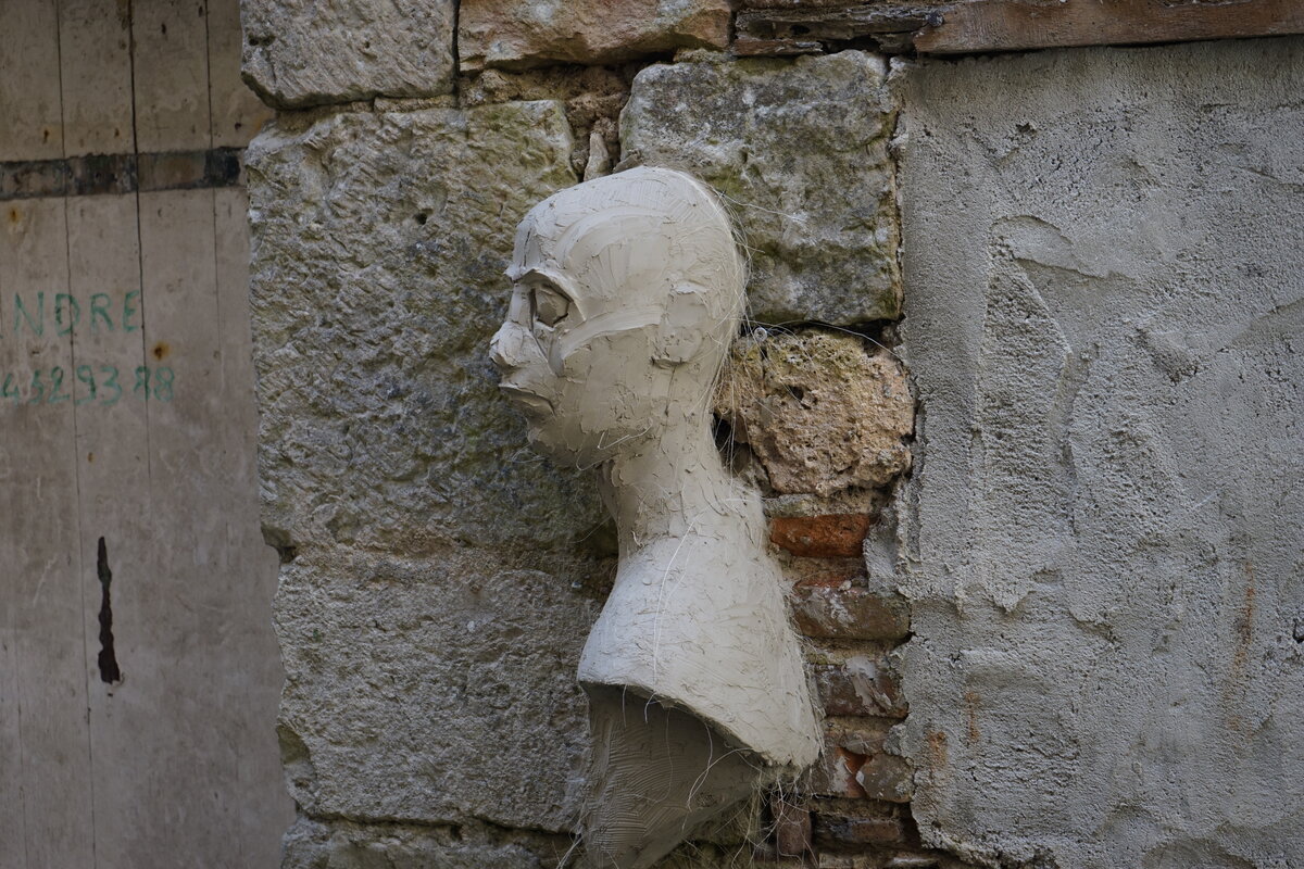 Semiostalgia P0007 — Sculpture fraîche, en terre crue, filasse végétale, grillage à poule, Saint-Antonin-Noble-Val