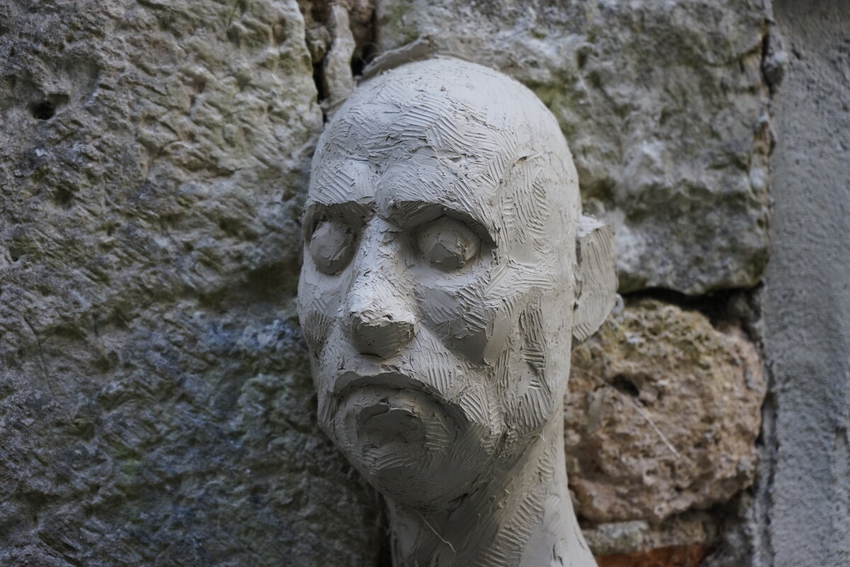 Semiostalgia P0007 — Sculpture fraîche, en terre crue, filasse végétale, grillage à poule, Saint-Antonin-Noble-Val