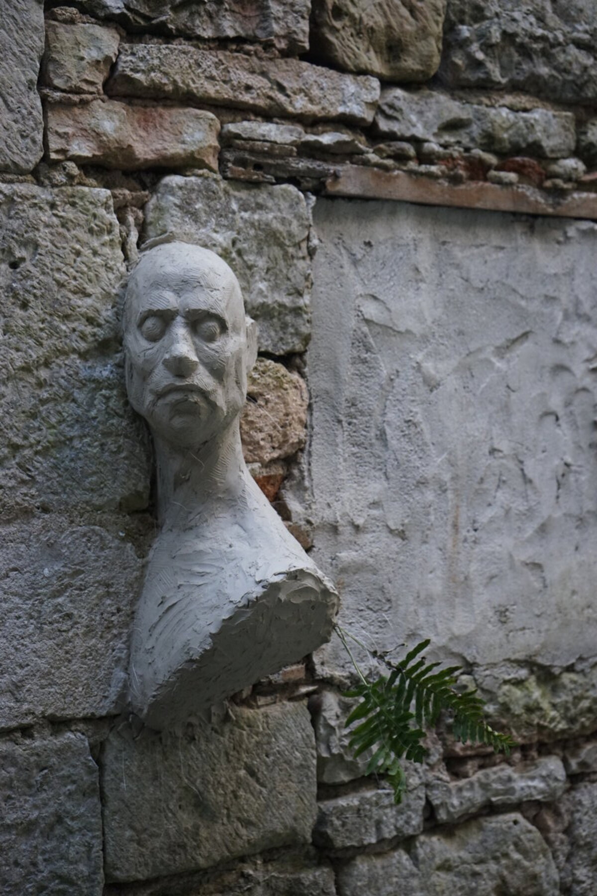 Semiostalgia P0007 — Sculpture fraîche, en terre crue, filasse végétale, grillage à poule, Saint-Antonin-Noble-Val