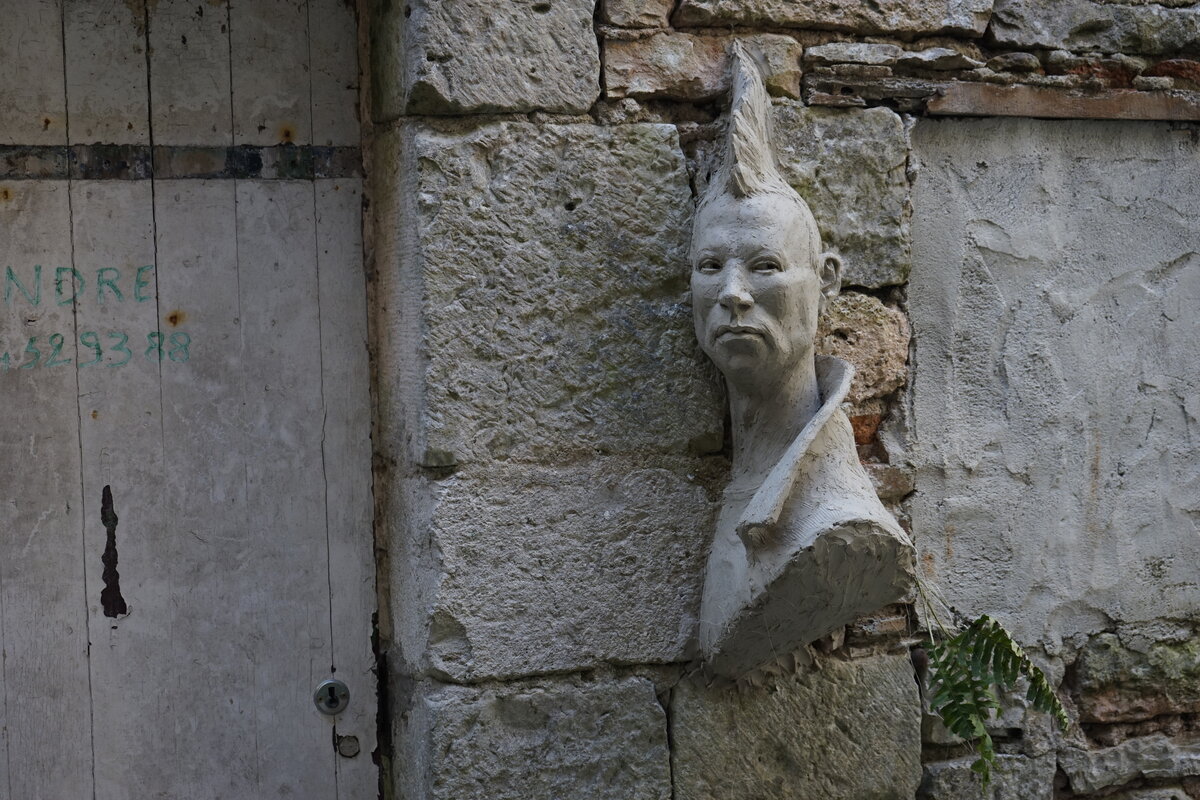 Semiostalgia P0007 — Sculpture fraîche, Saint-Antonin-Noble-Val