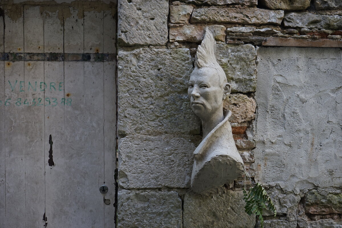 Semiostalgia P0007 — Sculpture fraîche, en terre crue, filasse végétale, grillage à poule, sur mur de pierre calcaire, Saint-Antonin-Noble-Val