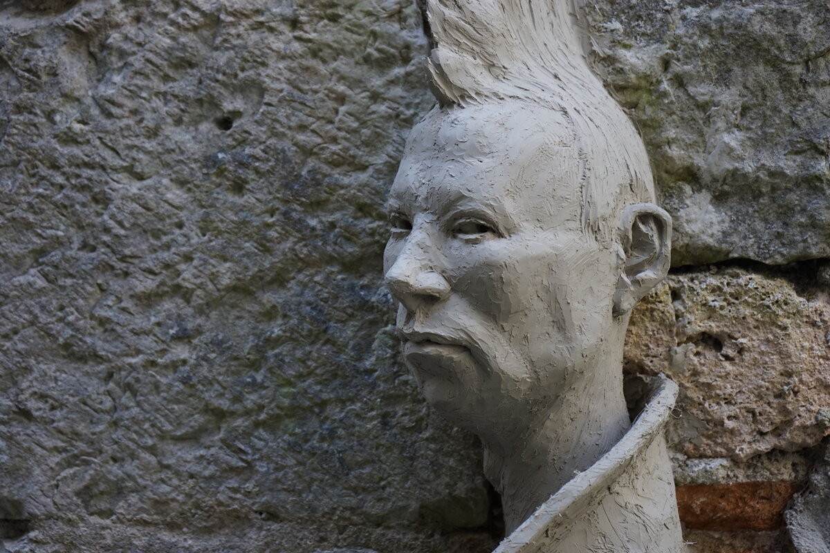 Semiostalgia P0007 — Sculpture fraîche, en terre crue, filasse végétale, grillage à poule, Saint-Antonin-Noble-Val