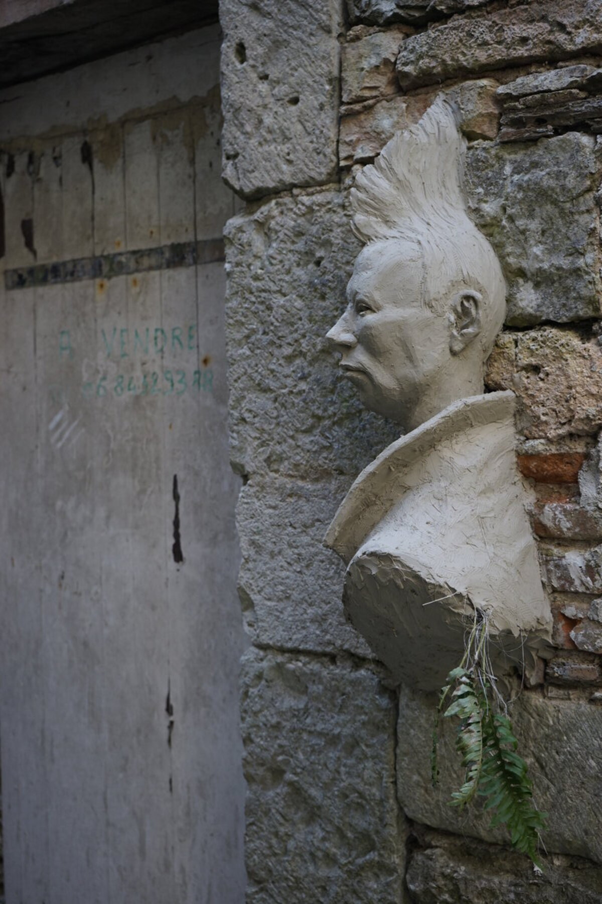 Semiostalgia P0007 — Sculpture fraîche, en terre crue, filasse végétale, grillage à poule, Saint-Antonin-Noble-Val