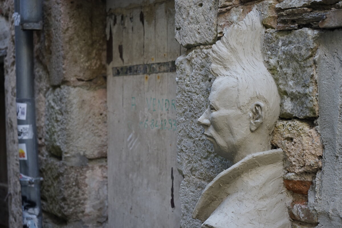Semiostalgia P0007 — Sculpture fraîche, en terre crue, filasse végétale, grillage à poule, Saint-Antonin-Noble-Val