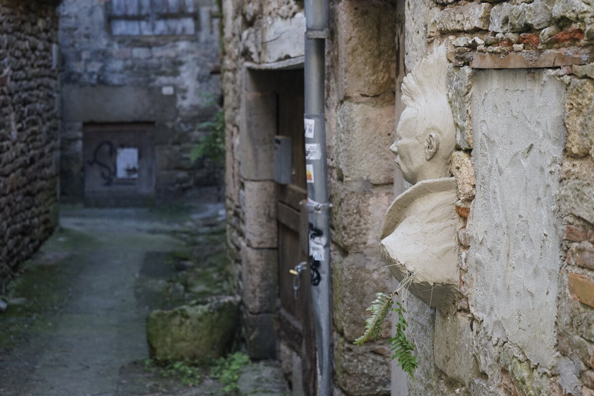 Semiostalgia P0007 — Sculpture fraîche, Saint-Antonin-Noble-Val