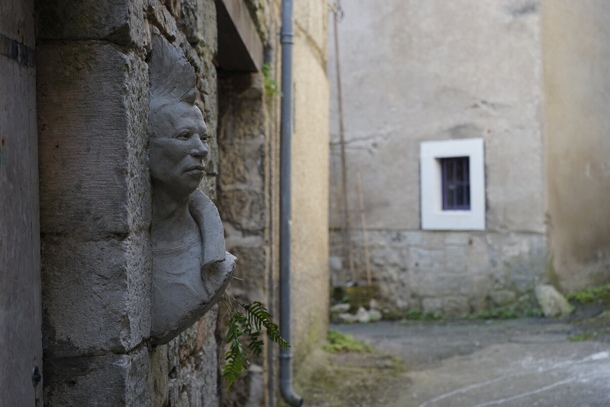 Semiostalgia P0007 — Sculpture fraîche, en terre crue, filasse végétale, grillage à poule, Saint-Antonin-Noble-Val