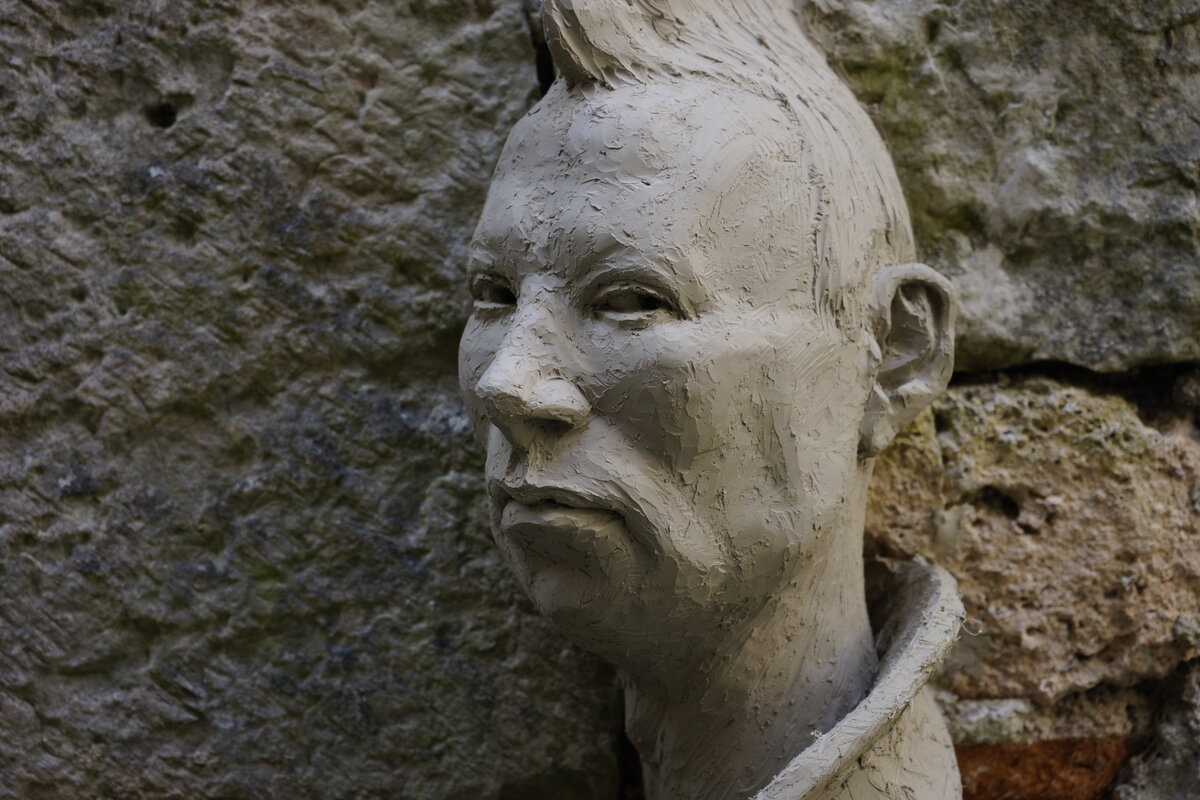 Semiostalgia P0007 — Sculpture en cours de séchage, en terre crue, filasse végétale, grillage à poule, Saint-Antonin-Noble-Val