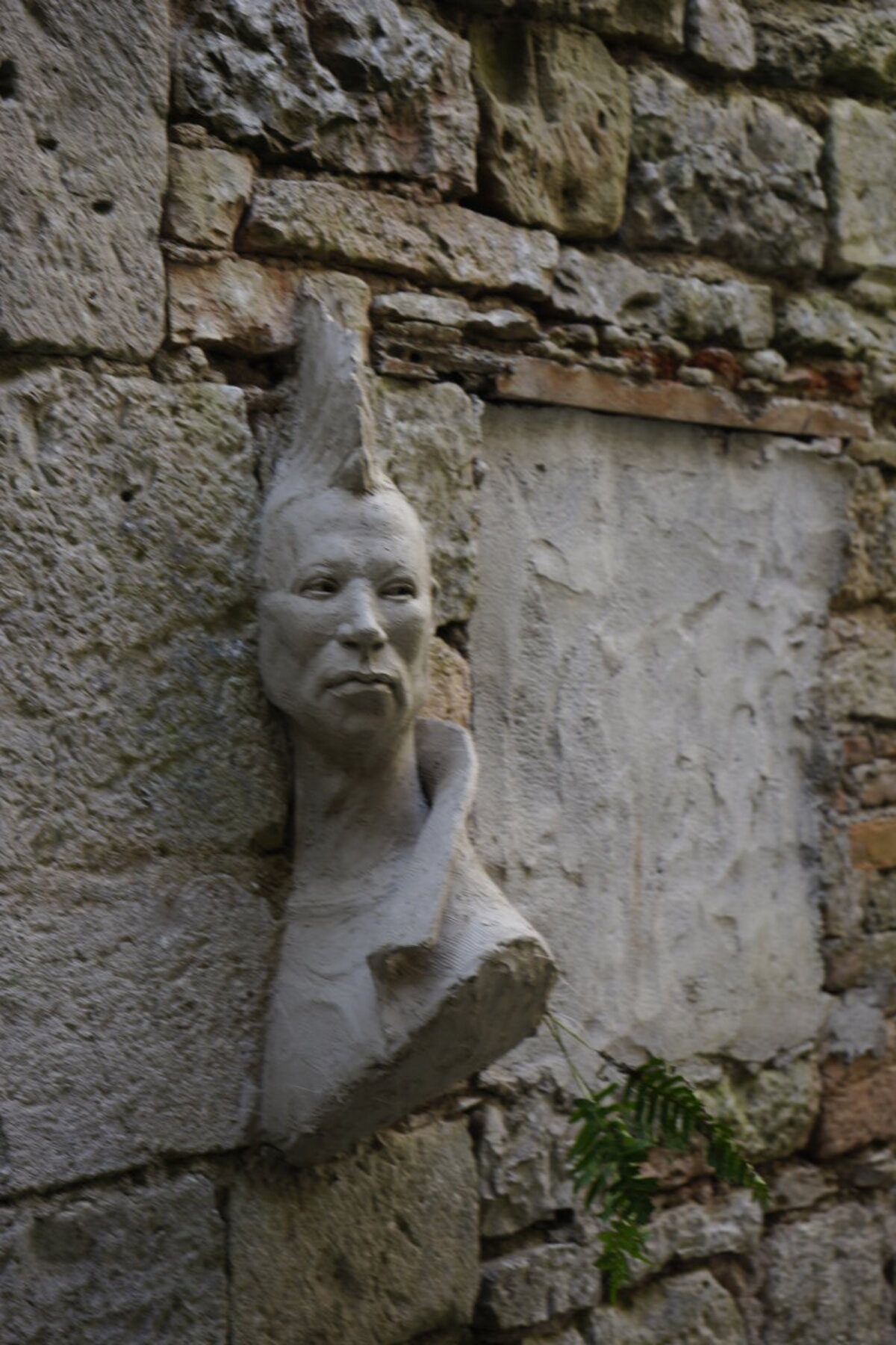 Semiostalgia P0007 — Sculpture en cours de séchage, en terre crue, filasse végétale, grillage à poule, Saint-Antonin-Noble-Val
