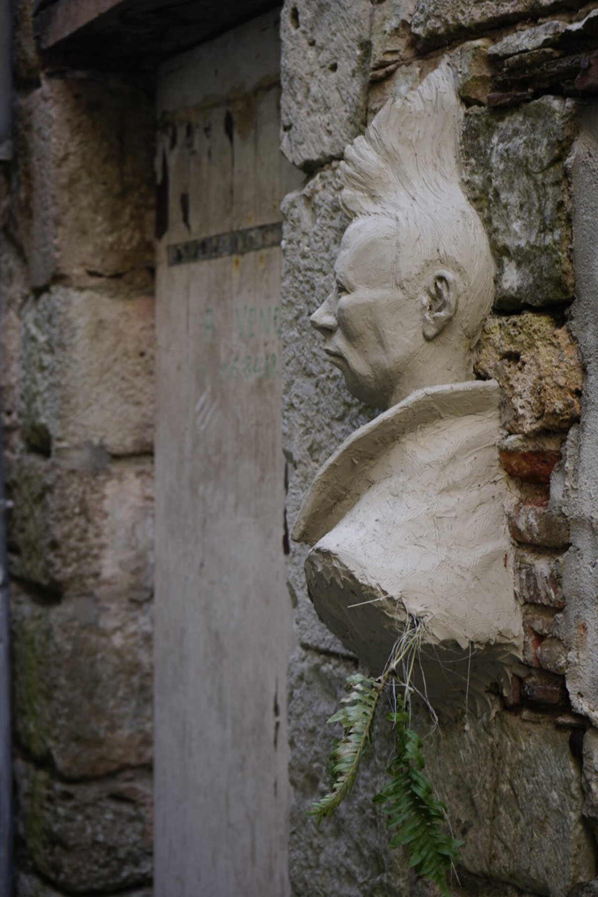 Semiostalgia P0007 — Sculpture en cours de séchage, en terre crue, filasse végétale, grillage à poule, Saint-Antonin-Noble-Val