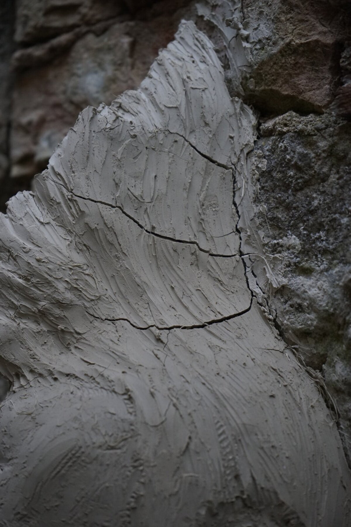 Semiostalgia P0007 — Sculpture sèche, en terre crue, filasse végétale, grillage à poule, Saint-Antonin-Noble-Val