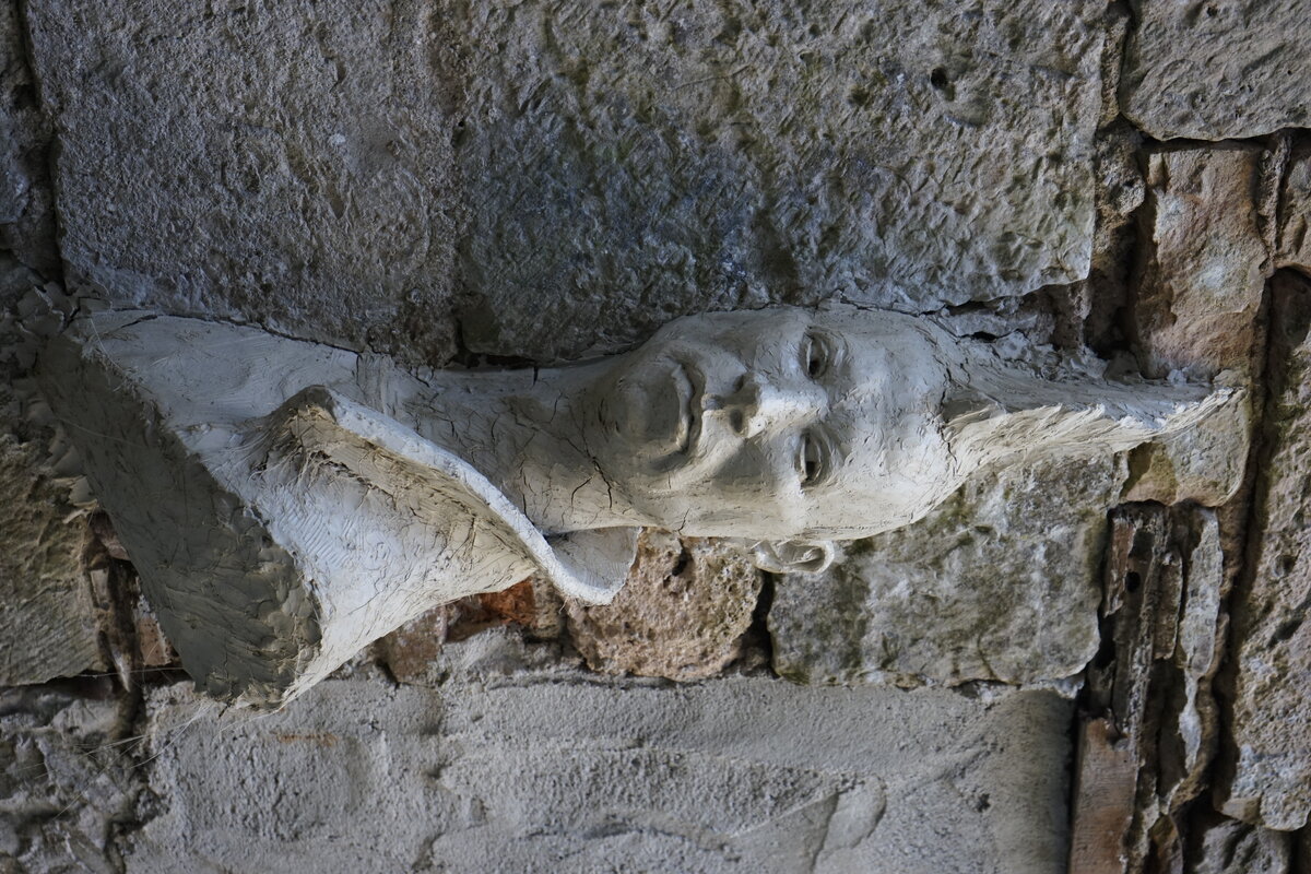 Semiostalgia P0007 — Sculpture sèche, en terre crue, filasse végétale, grillage à poule, Saint-Antonin-Noble-Val