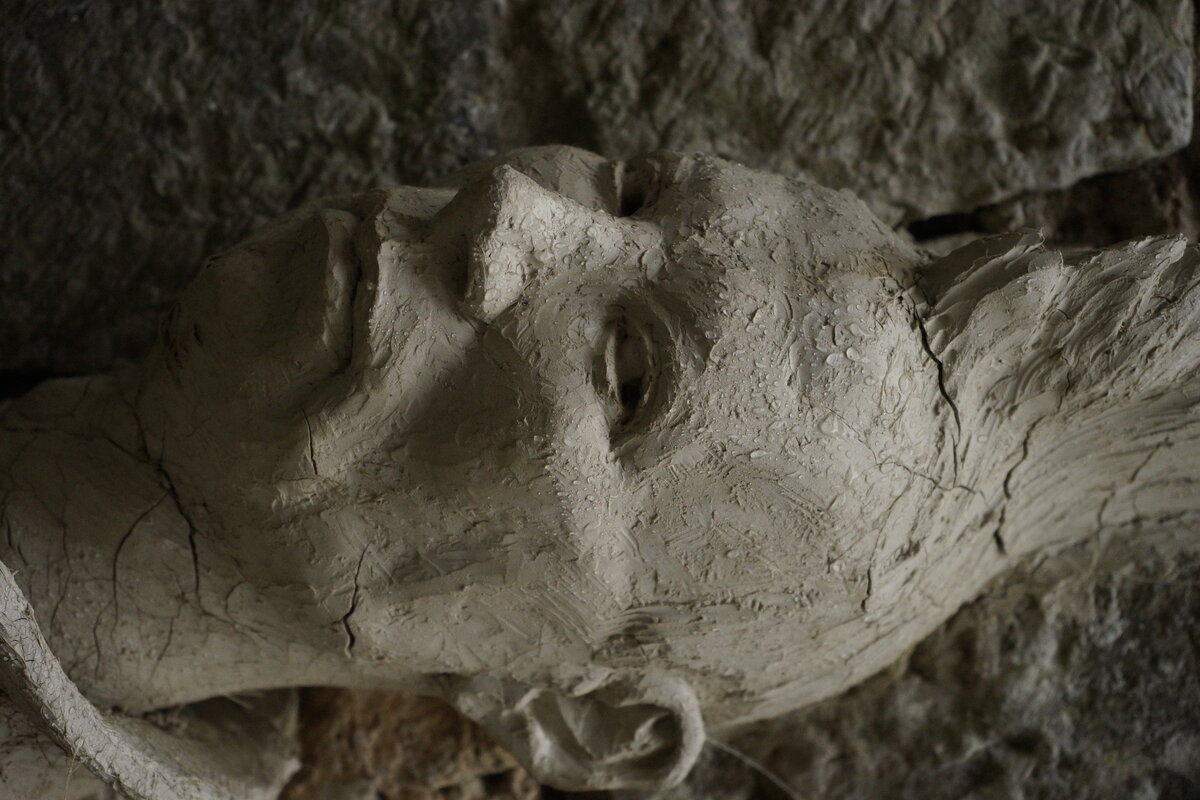 Semiostalgia P0007 — Sculpture sèche, en terre crue, filasse végétale, grillage à poule, Saint-Antonin-Noble-Val