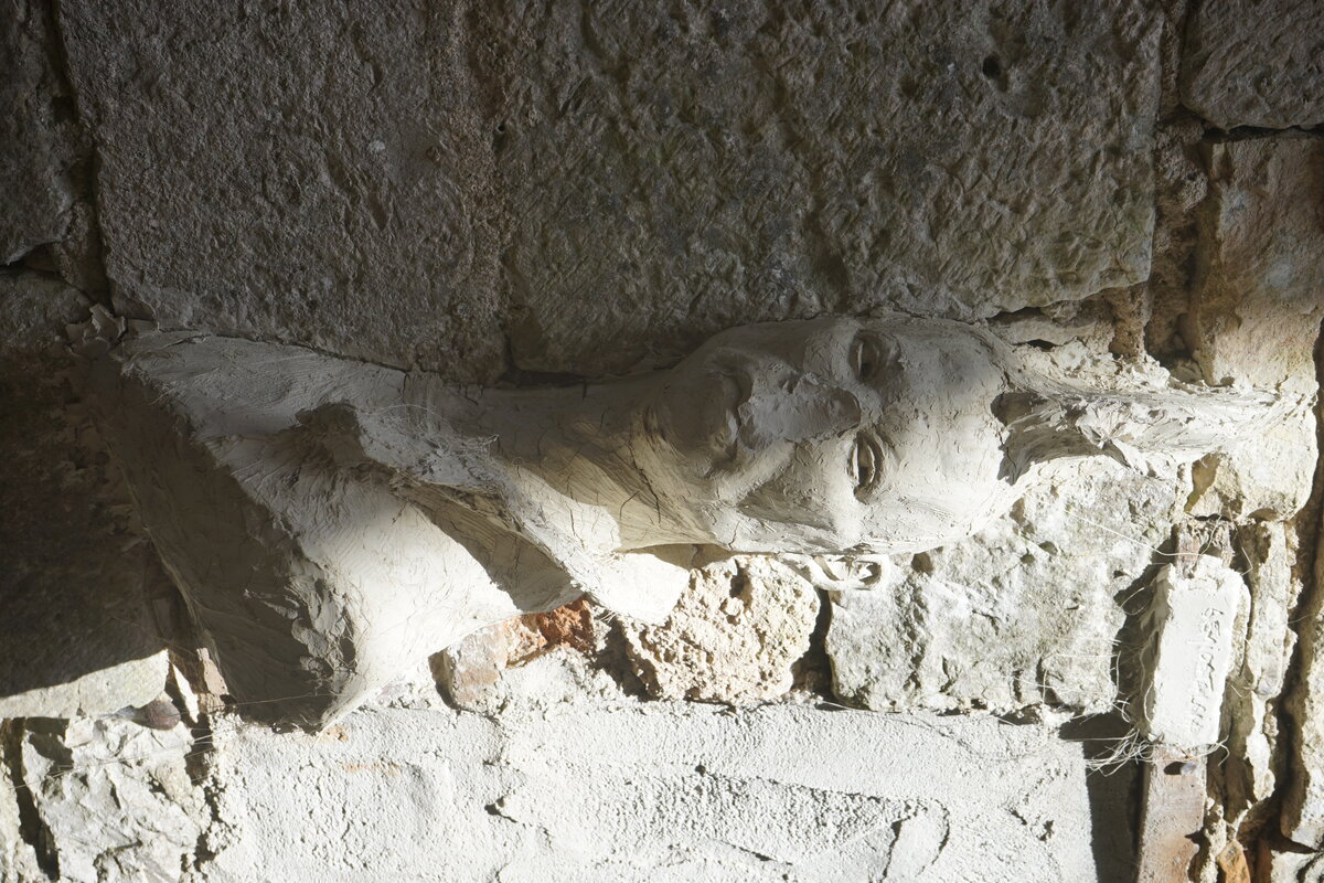 Semiostalgia P0007 — Sculpture vandalisée, en terre crue, filasse végétale, grillage à poule, Saint-Antonin-Noble-Val