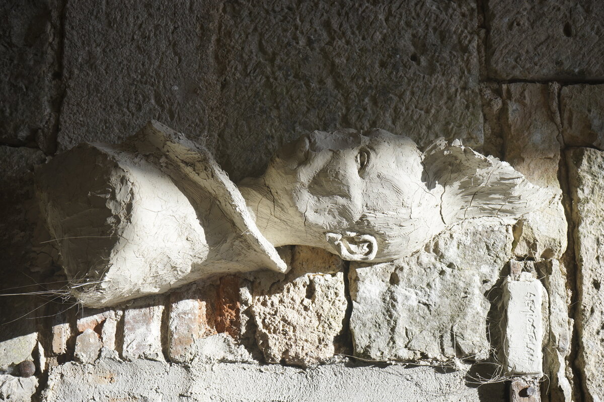 Semiostalgia P0007 — Sculpture vandalisée, en terre crue, filasse végétale, grillage à poule, Saint-Antonin-Noble-Val