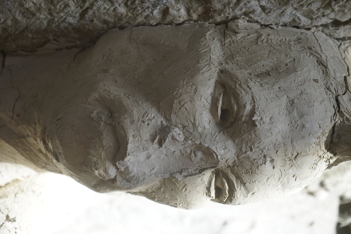 Semiostalgia P0007 — Sculpture vandalisée, en terre crue, filasse végétale, grillage à poule, Saint-Antonin-Noble-Val
