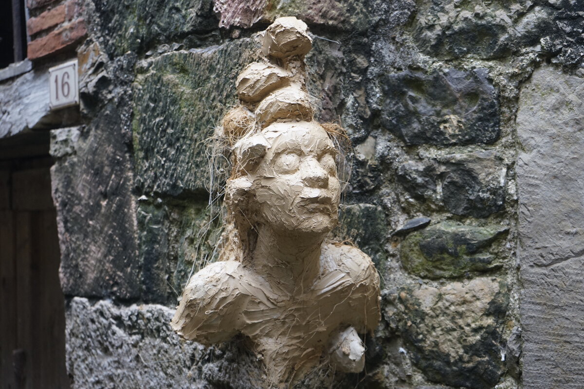 Semiostalgia P0008 — Sculpture fraîche, en terre crue, filasse végétale, Saint-Antonin-Noble-Val