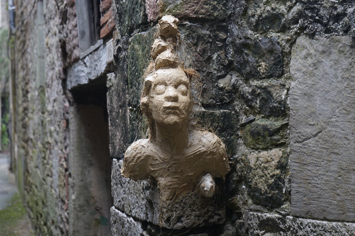 Semiostalgia P0008 — Sculpture fraîche, en terre crue, filasse végétale, Saint-Antonin-Noble-Val