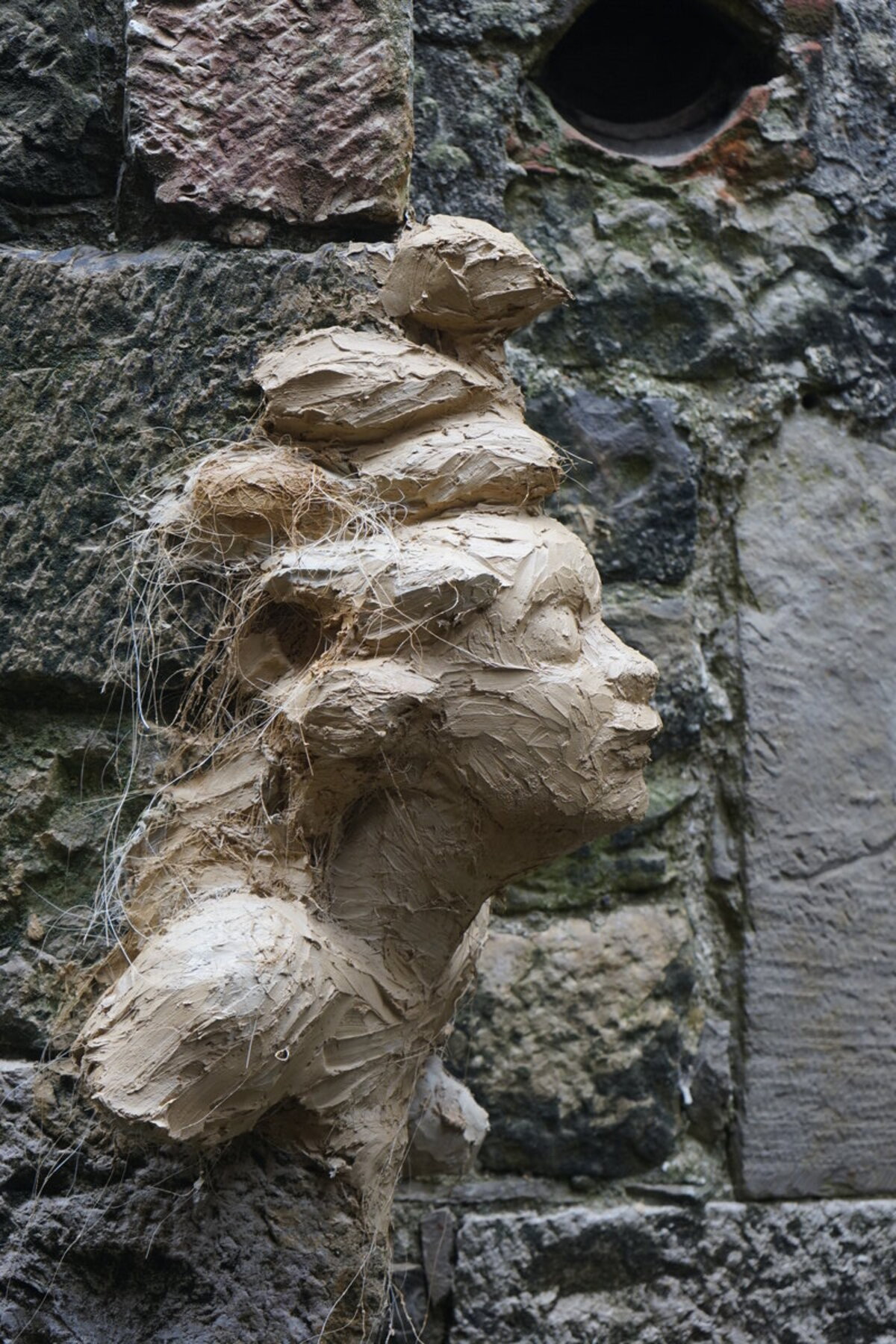 Semiostalgia P0008 — Sculpture fraîche, en terre crue, filasse végétale, Saint-Antonin-Noble-Val