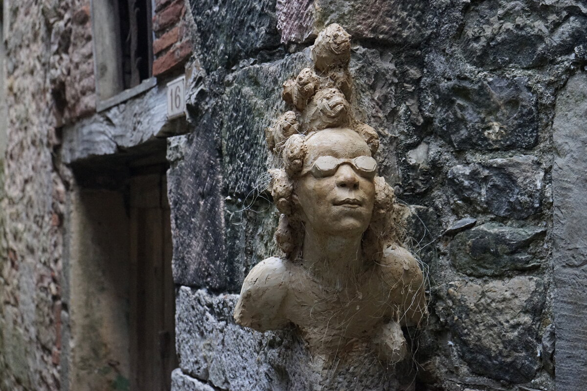 Semiostalgia P0008 — Sculpture fraîche, en terre crue, filasse végétale, Saint-Antonin-Noble-Val