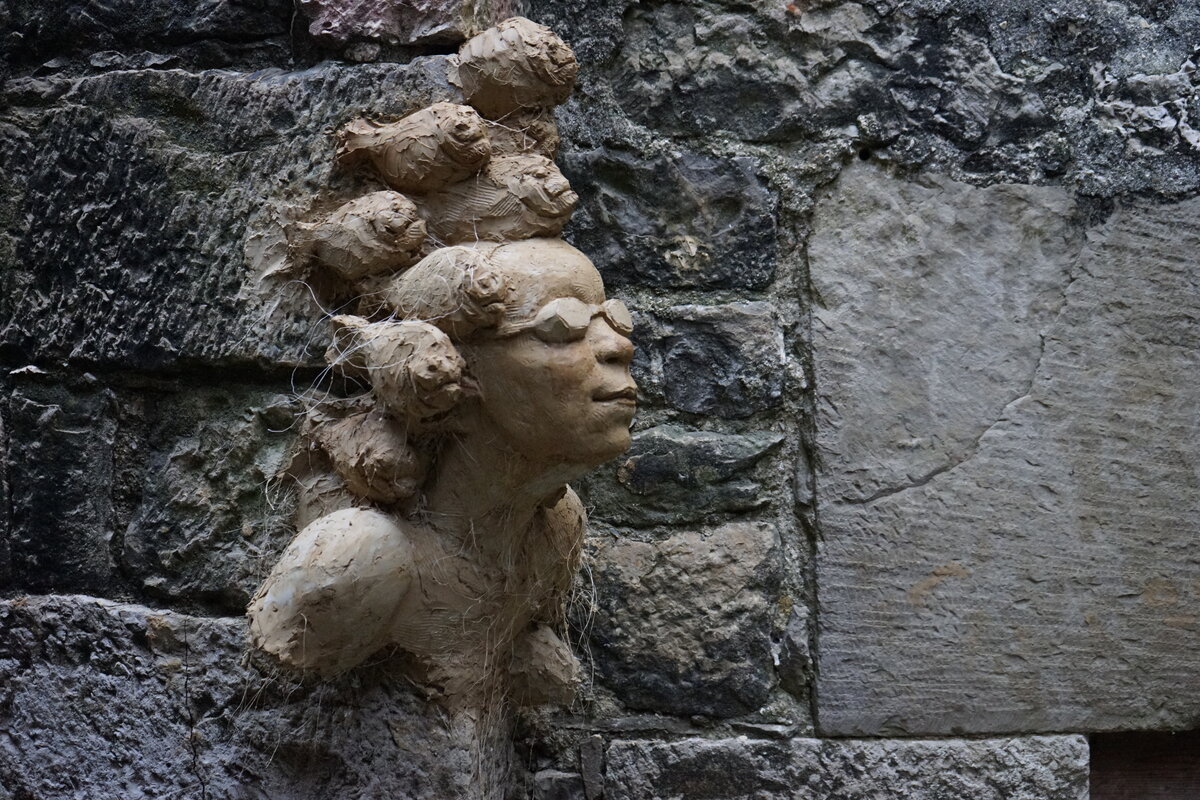 Semiostalgia P0008 — Sculpture fraîche, en terre crue, filasse végétale, Saint-Antonin-Noble-Val