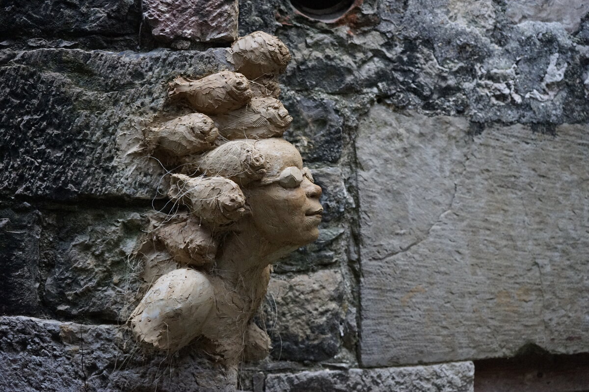 Semiostalgia P0008 — Sculpture fraîche, en terre crue, filasse végétale, Saint-Antonin-Noble-Val