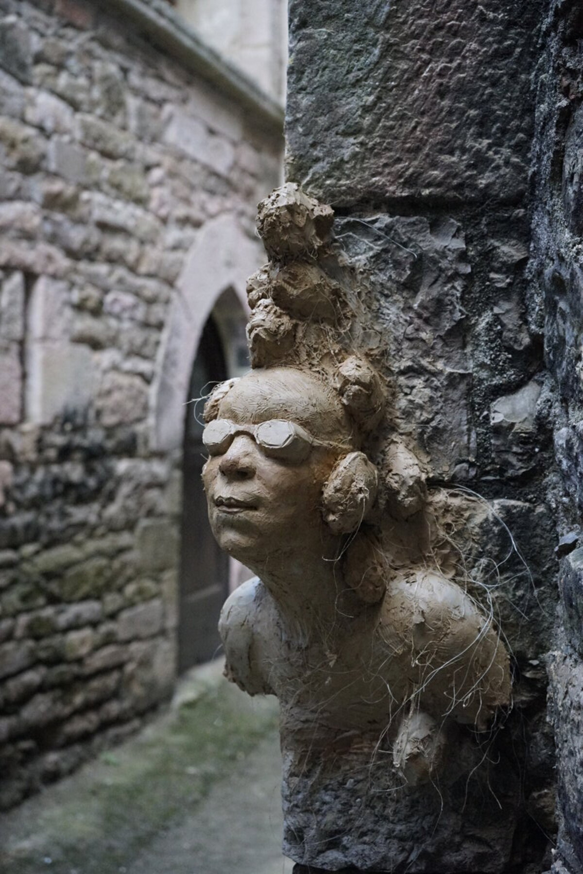 Semiostalgia P0008 — Sculpture fraîche, en terre crue, filasse végétale, Saint-Antonin-Noble-Val