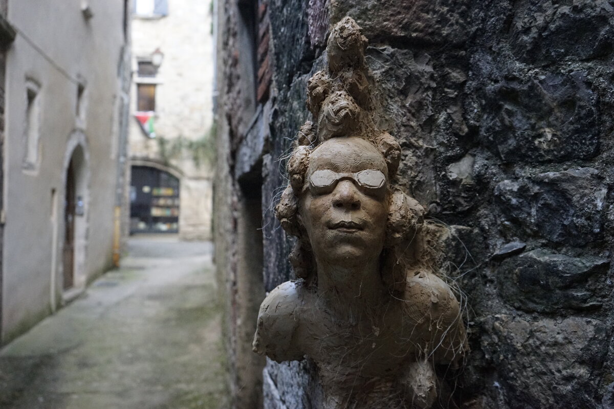 Semiostalgia P0008 — Sculpture fraîche, en terre crue, filasse végétale, Saint-Antonin-Noble-Val