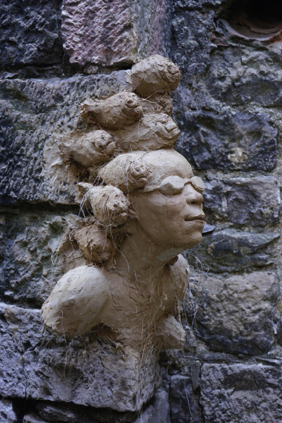 Semiostalgia P0008 — Sculpture en cours de séchage, en terre crue, filasse végétale, Saint-Antonin-Noble-Val