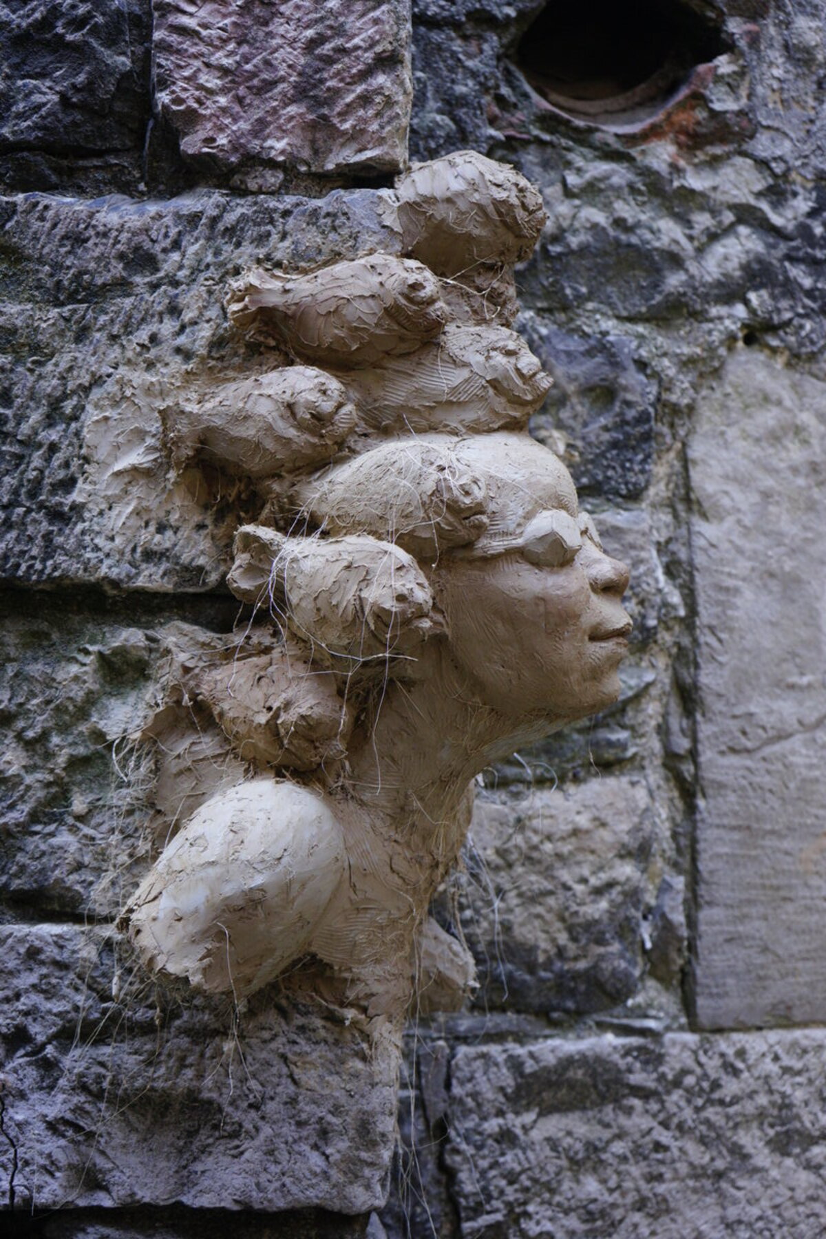 Semiostalgia P0008 — Sculpture en cours de séchage, en terre crue, filasse végétale, Saint-Antonin-Noble-Val