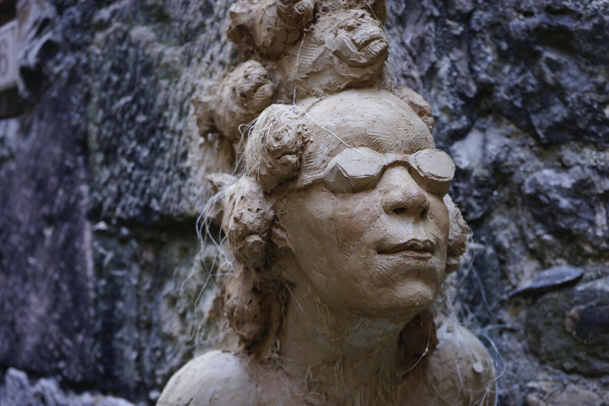 Semiostalgia P0008 — Sculpture en cours de séchage, en terre crue, filasse végétale, Saint-Antonin-Noble-Val