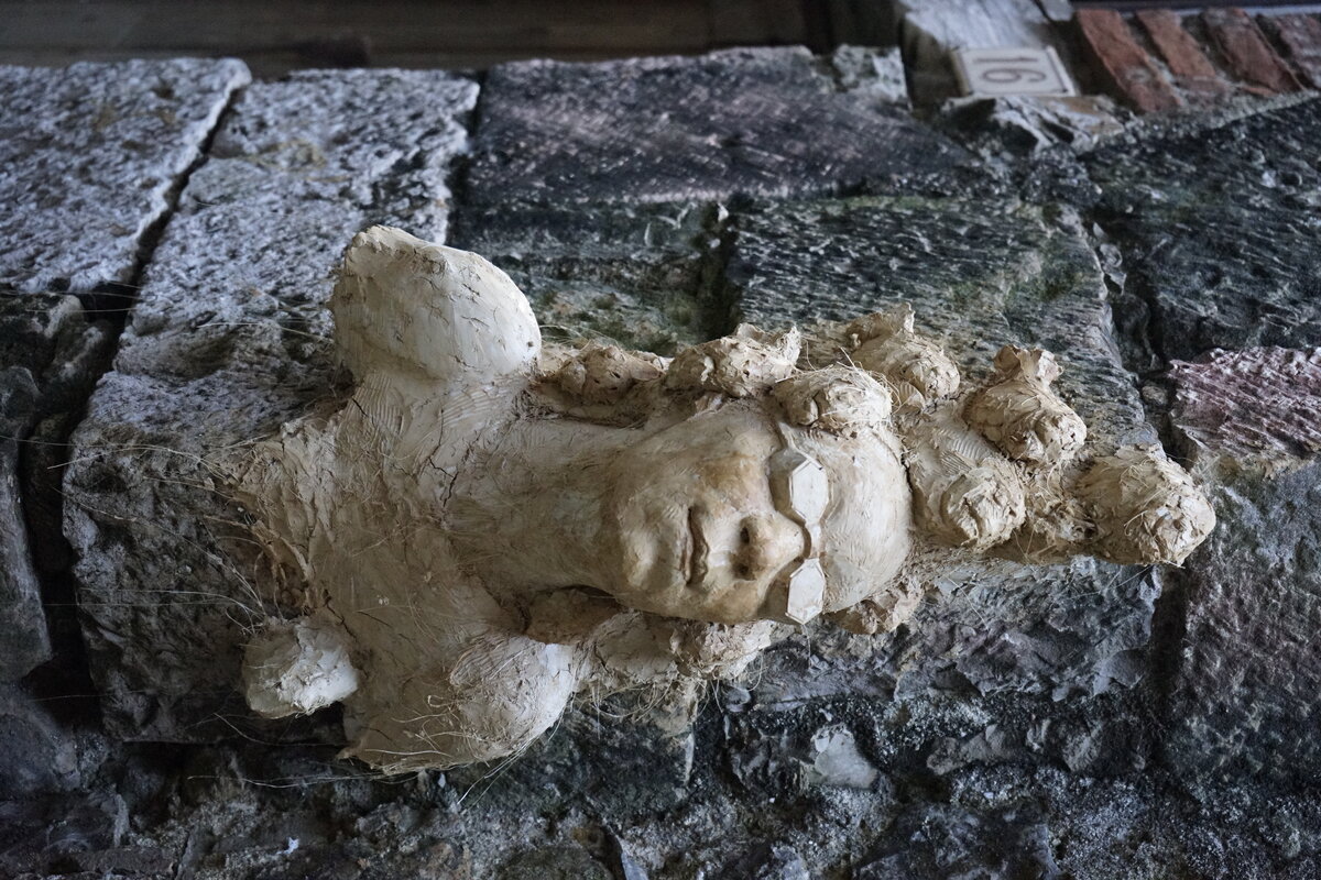 Semiostalgia P0008 — Sculpture en cours de séchage, en terre crue, filasse végétale, Saint-Antonin-Noble-Val