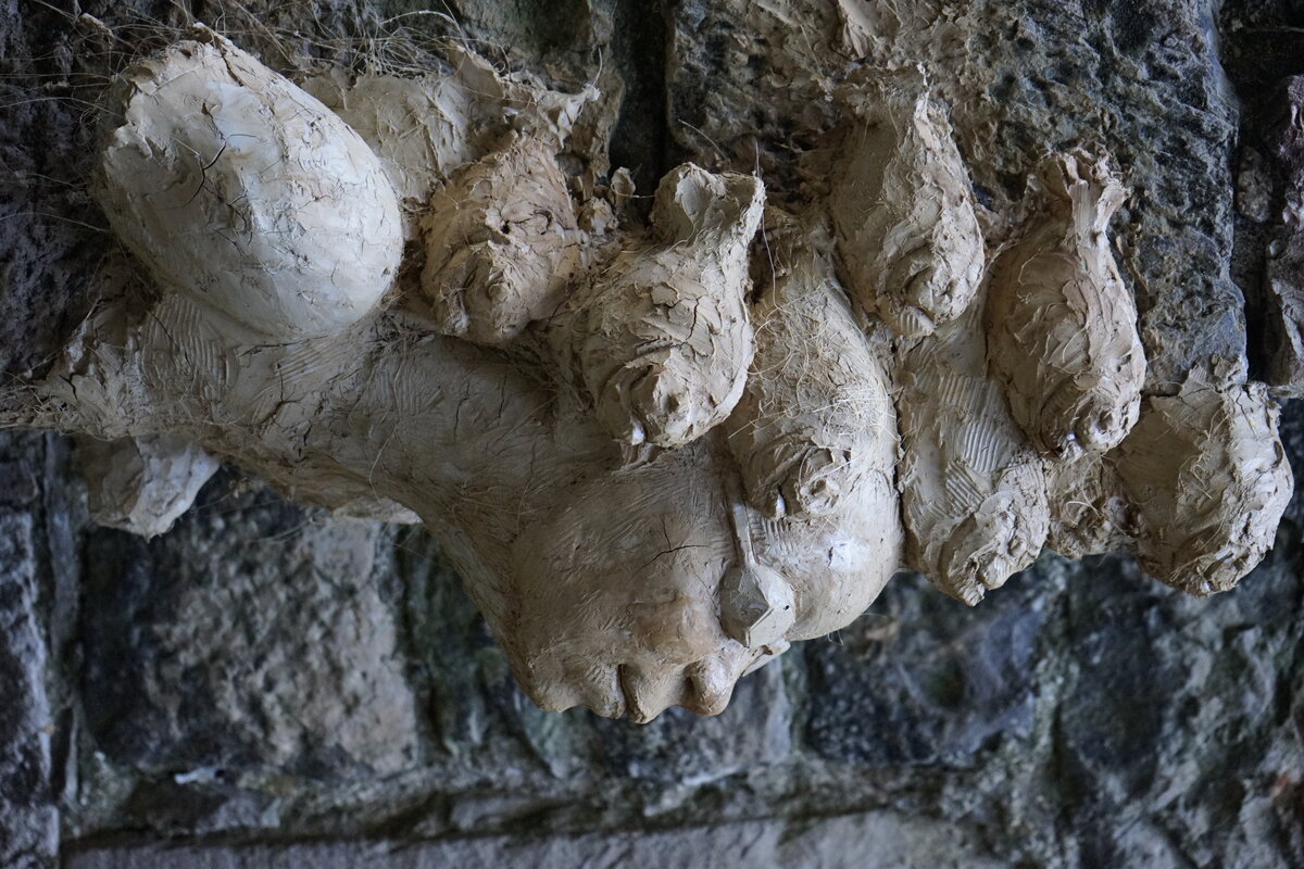Semiostalgia P0008 — Sculpture en cours de séchage, en terre crue, filasse végétale, Saint-Antonin-Noble-Val