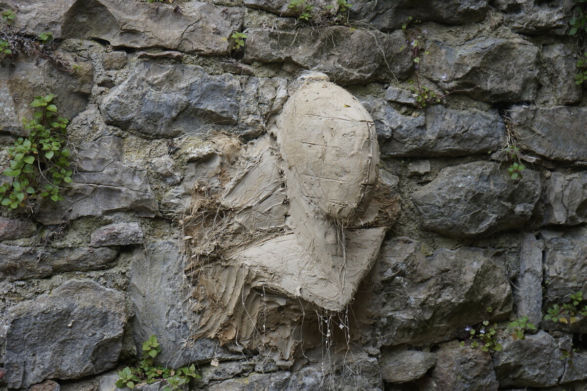 Semiostalgia P0009 — Sculpture fraîche, en terre crue, filasse végétale, Saint-Antonin-Noble-Val