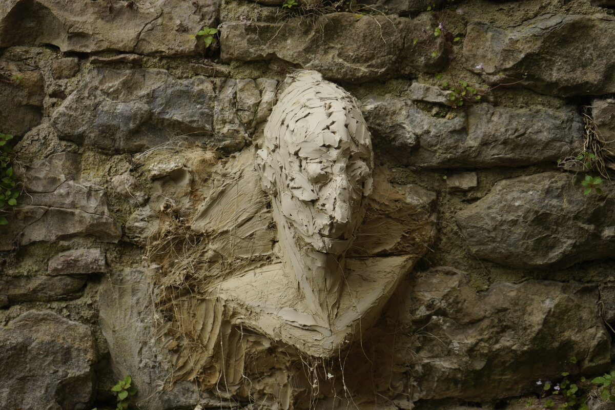 Semiostalgia P0009 — Sculpture en cours, modelage direct à mains nues, Saint-Antonin-Noble-Val