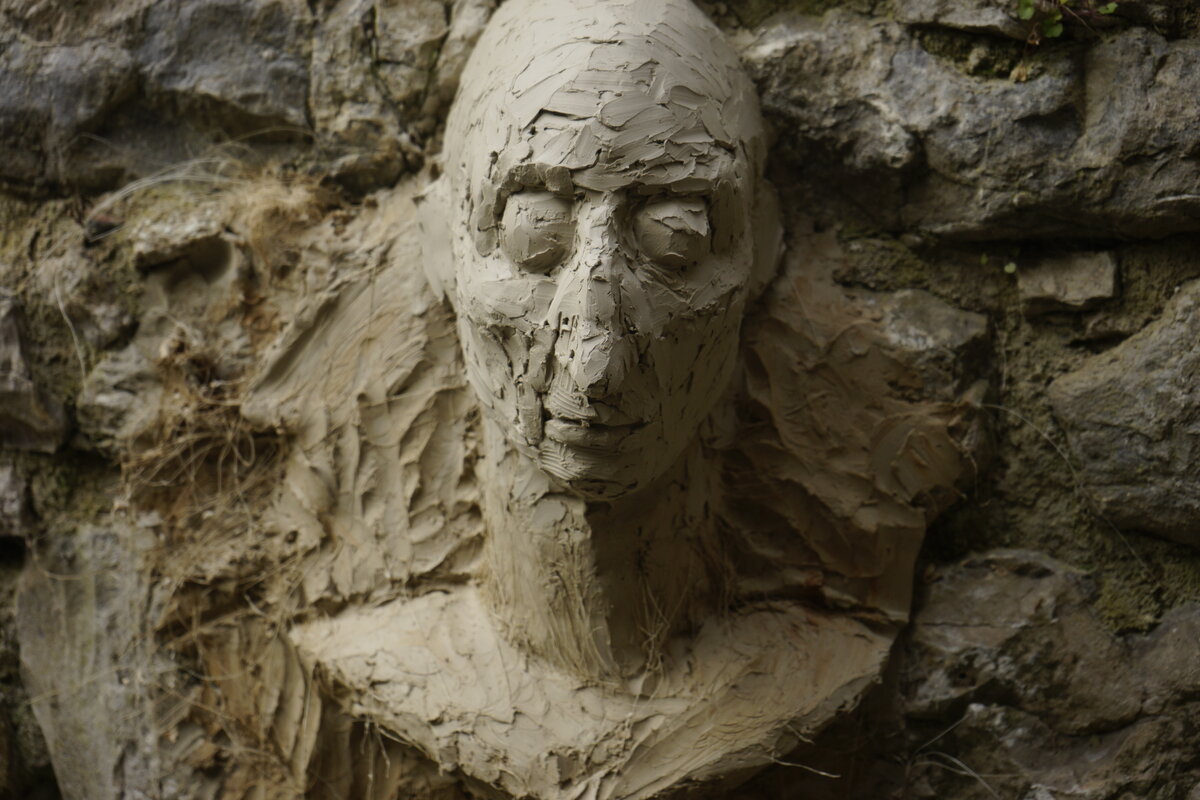 Semiostalgia P0009 — Sculpture fraîche, en terre crue, filasse végétale, Saint-Antonin-Noble-Val