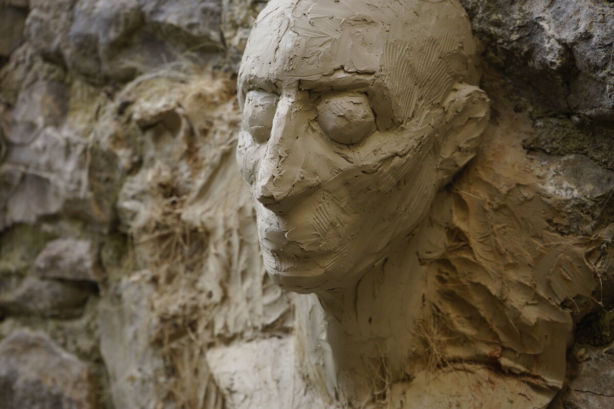 Semiostalgia P0009 — Sculpture fraîche, en terre crue, filasse végétale, Saint-Antonin-Noble-Val