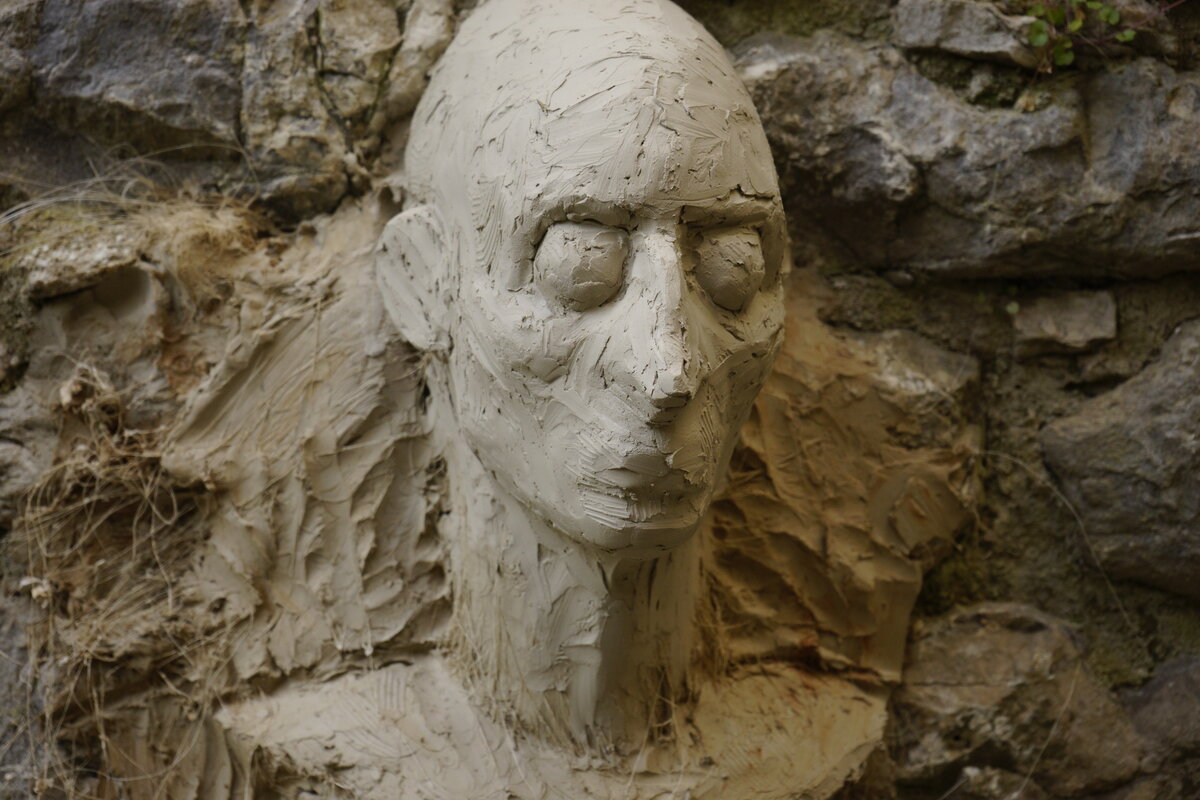 Semiostalgia P0009 — Sculpture fraîche, en terre crue, filasse végétale, Saint-Antonin-Noble-Val