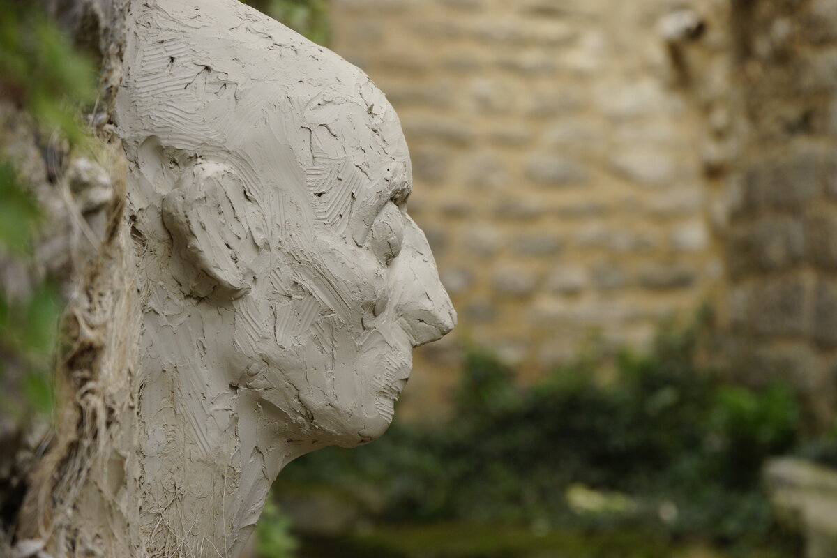 Semiostalgia P0009 — Sculpture fraîche, en terre crue, filasse végétale, Saint-Antonin-Noble-Val