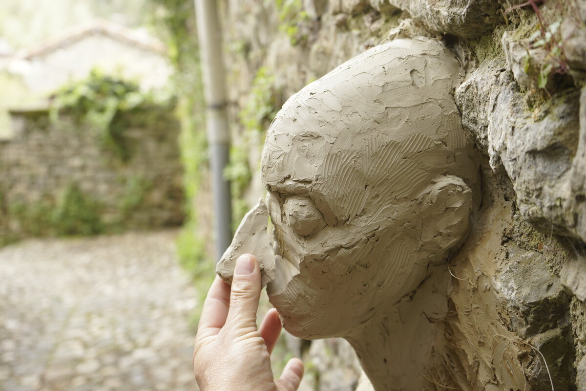 Semiostalgia P0009 — Sculpture en cours, modelage direct à mains nues, Saint-Antonin-Noble-Val