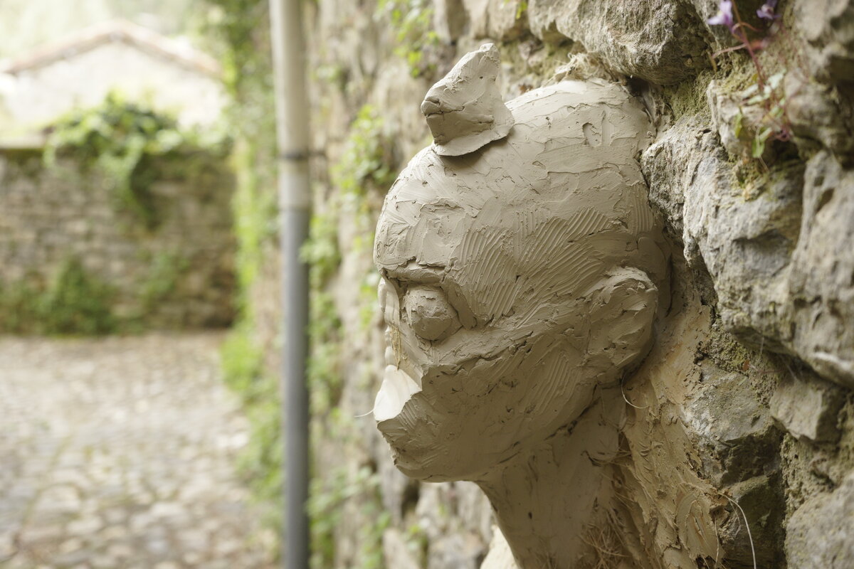 Semiostalgia P0009 — Sculpture fraîche, en terre crue, filasse végétale, Saint-Antonin-Noble-Val