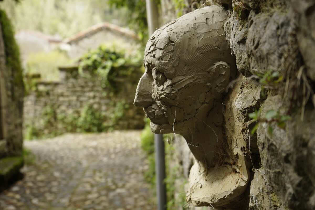 Semiostalgia P0009 — Sculpture fraîche, en terre crue, filasse végétale, Saint-Antonin-Noble-Val