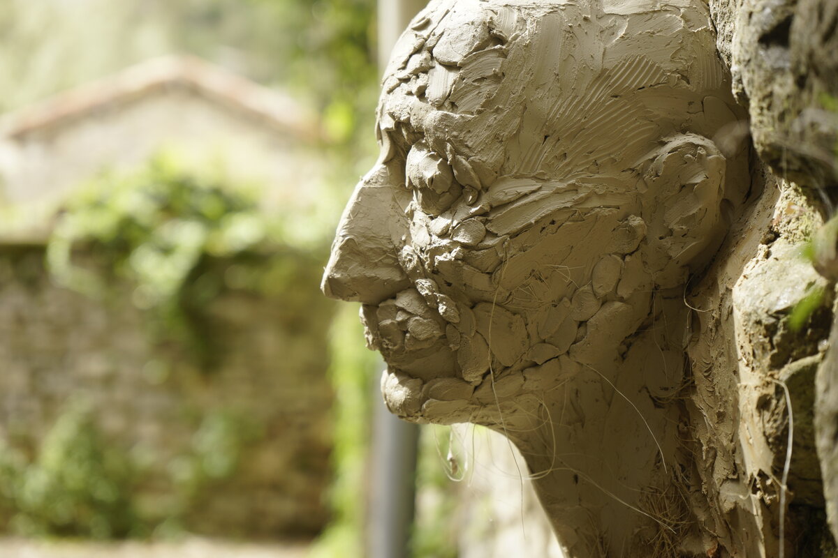 Semiostalgia P0009 — Sculpture fraîche, en terre crue, filasse végétale, Saint-Antonin-Noble-Val