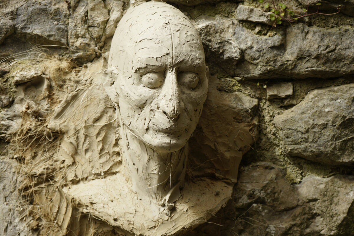 Semiostalgia P0009 — Sculpture fraîche, en terre crue, filasse végétale, Saint-Antonin-Noble-Val