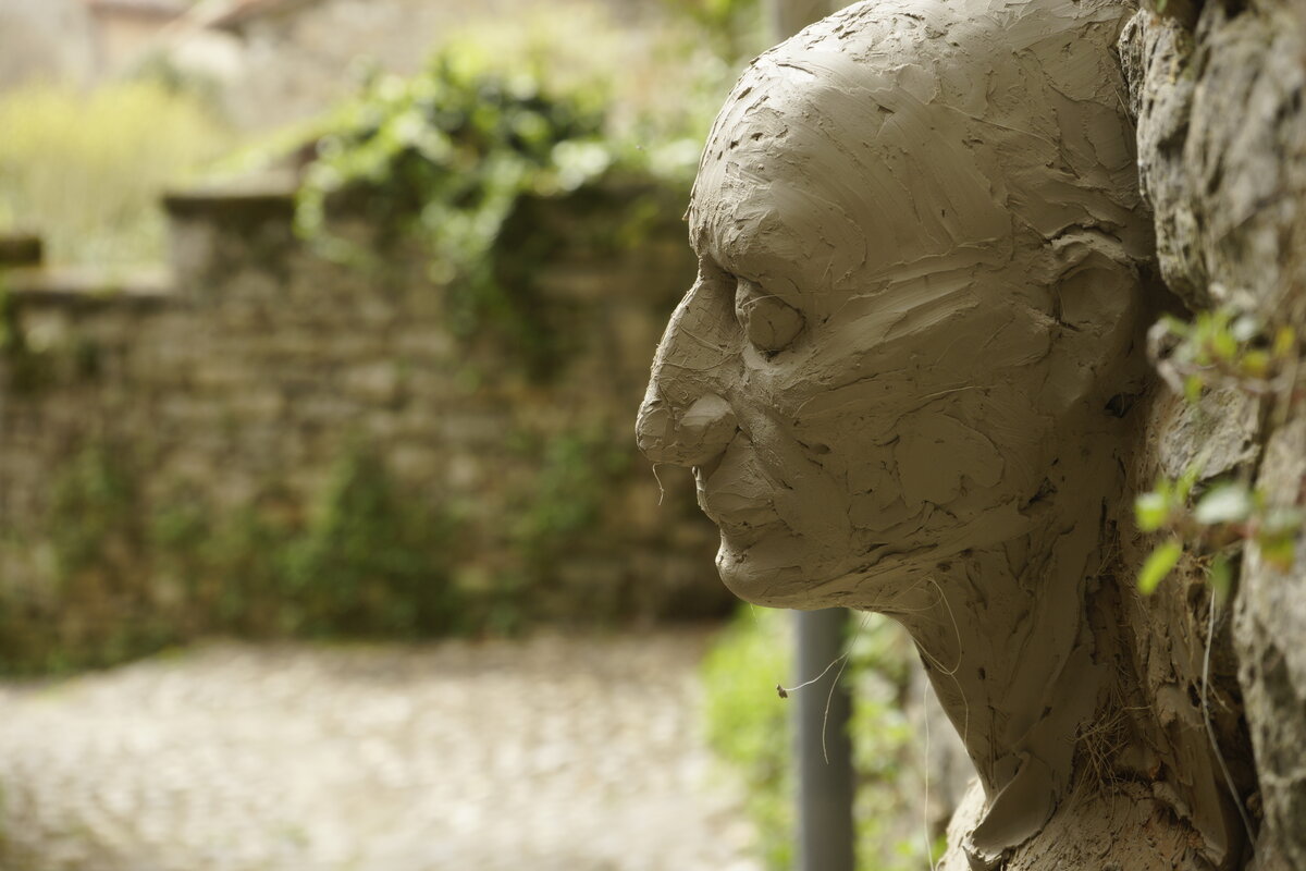 Semiostalgia P0009 — Sculpture fraîche, en terre crue, filasse végétale, Saint-Antonin-Noble-Val