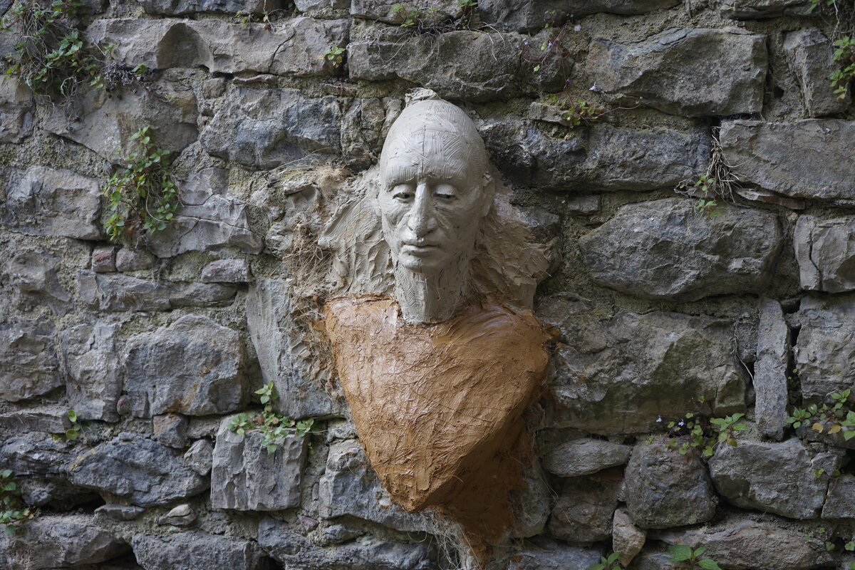 Semiostalgia P0009 — Sculpture fraîche, en terre crue, filasse végétale, Saint-Antonin-Noble-Val