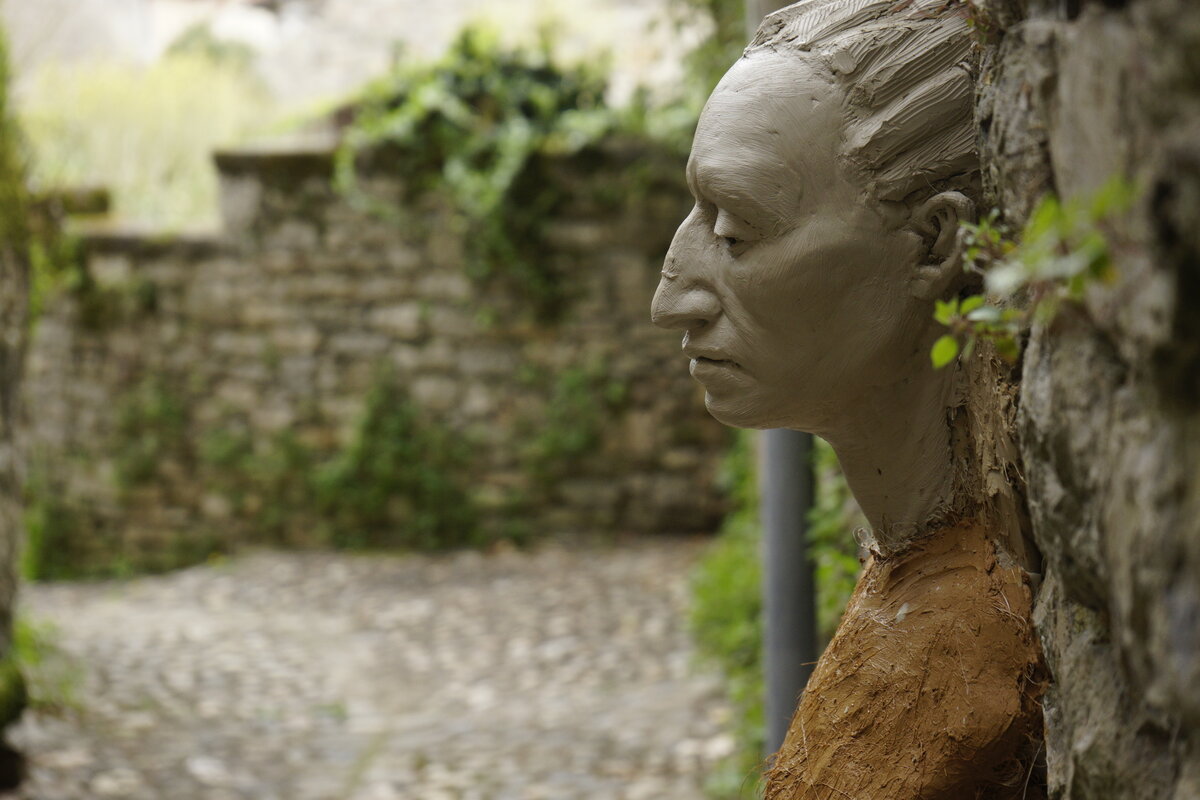 Semiostalgia P0009 — Sculpture fraîche, en terre crue, filasse végétale, Saint-Antonin-Noble-Val