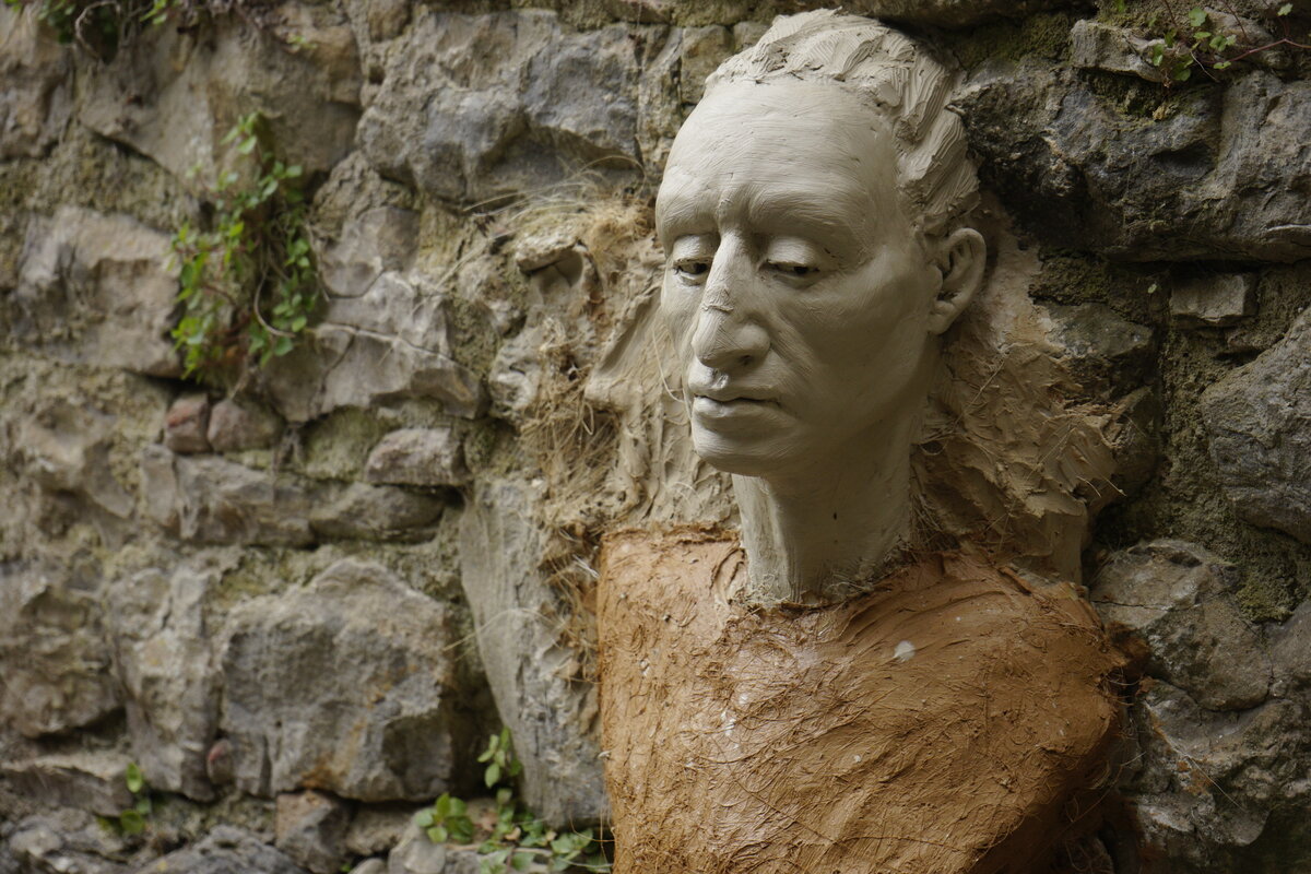 Semiostalgia P0009 — Sculpture fraîche, en terre crue, filasse végétale, Saint-Antonin-Noble-Val