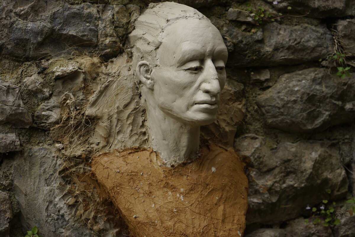 Semiostalgia P0009 — Sculpture fraîche, en terre crue, filasse végétale, Saint-Antonin-Noble-Val