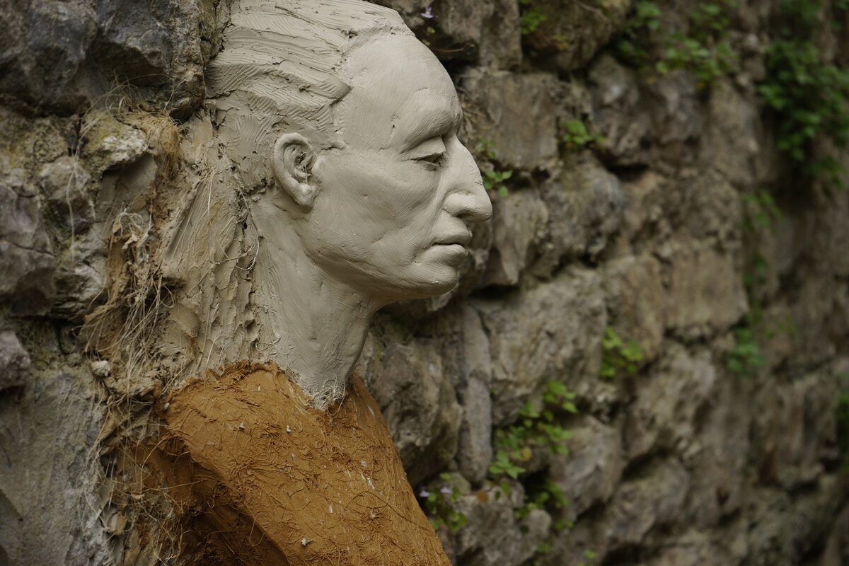 Semiostalgia P0009 — Sculpture fraîche, en terre crue, filasse végétale, Saint-Antonin-Noble-Val